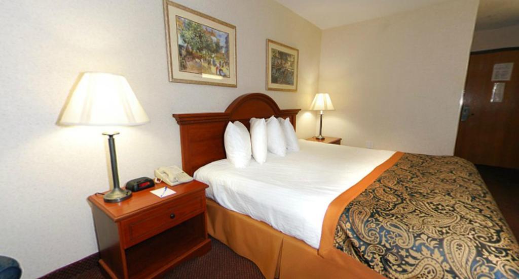 Baymont By Wyndham Dowagiac Hotel Szoba fotó
