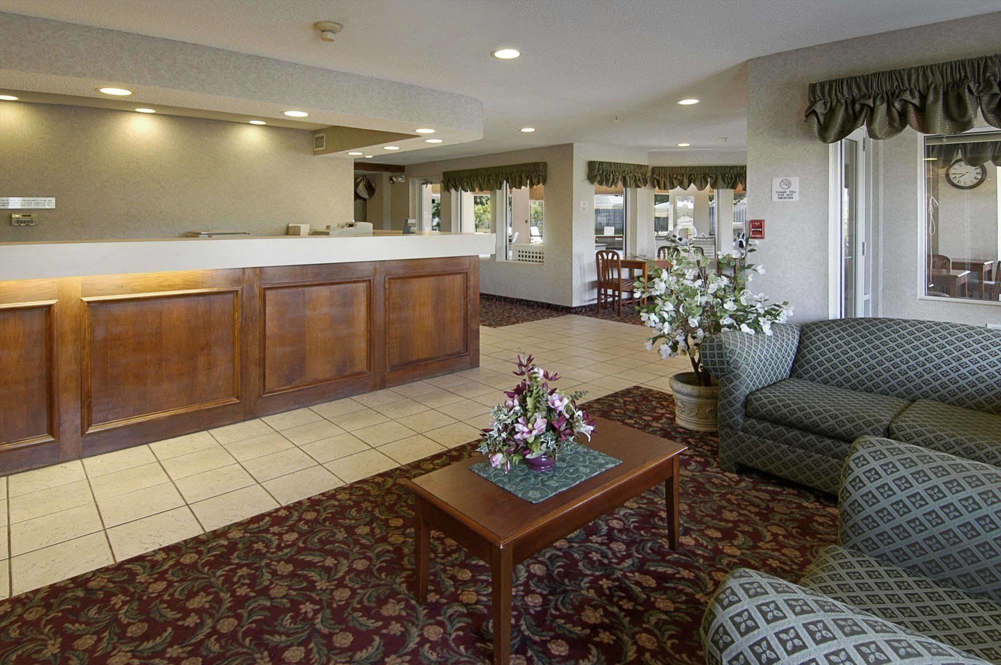 Baymont By Wyndham Dowagiac Hotel Beltér fotó